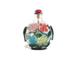 Tabatière en verre overlay cinq couleurs sur fond translucide sculptée d’un décor floral