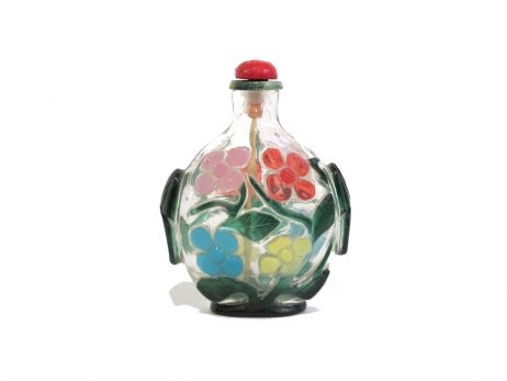 Tabatière en verre overlay cinq couleurs sur fond translucide sculptée d’un décor floral