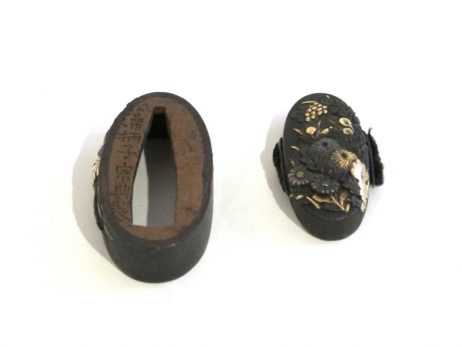 Fuchi-Kashira en shakudo nanakoji - Décor de chrysanthème 2