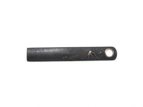 Kozuka en fer à décor incrusté d'or et d'argent d'un criquet