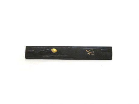 Kozuka oiseau perché sur un torii