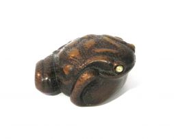 Netsuke en bois représentant un gros crapaud