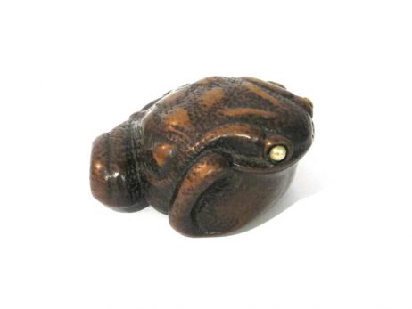 Netsuke en bois représentant un gros crapaud