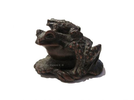 Netsuke en bois - Deux crapauds sur une sandale de Masanao