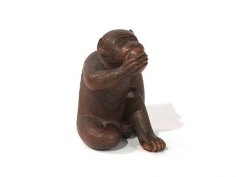 Netsuke en bois katabori - Singe mangeant un kaki par Masakiyo 2