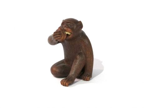 Netsuke en bois katabori - Singe mangeant un kaki par Masakiyo