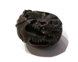 Netsuke en bois - Dragon lové dans une orange