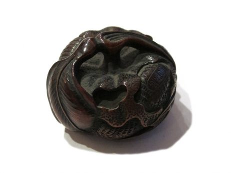 Netsuke en bois - Dragon lové dans une orange 2