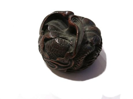 Netsuke en bois - Dragon lové dans une orange 3