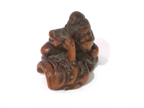 Netsuke en bois katabori - Okame et masque de Saruta Hiko 2