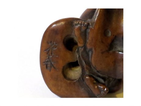 Netsuke en bois katabori - Okame et masque de Saruta Hiko 4