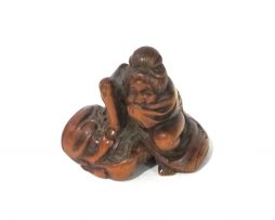 Netsuke en bois katabori - Okame et masque de Saruta Hiko