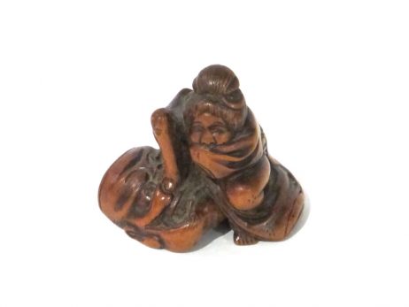 Netsuke en bois katabori - Okame et masque de Saruta Hiko