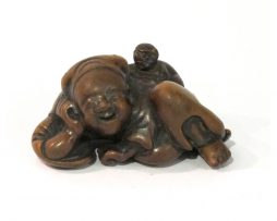 Netsuke en bois de type katabori représentant un sarumawashi