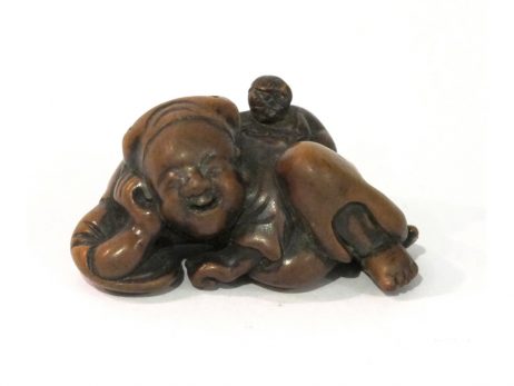 Netsuke en bois de type katabori représentant un sarumawashi