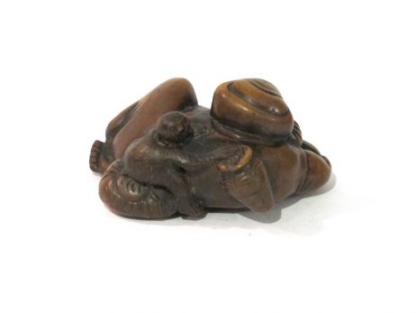 Netsuke en bois de type katabori représentant un sarumawashi 3