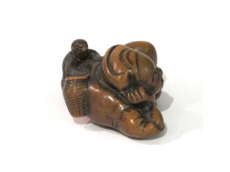 Netsuke en bois de type katabori représentant un sarumawashi 2