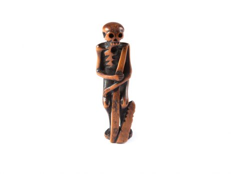 Netsuke en bois - Squelette tenant une stele funeraire