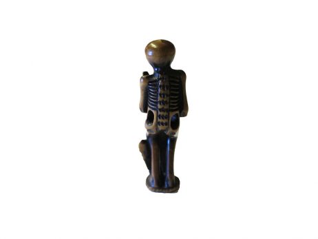 Netsuke en bois - Squelette tenant une stele funeraire 2