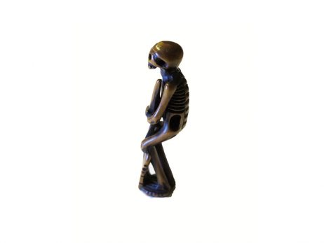 Netsuke en bois - Squelette tenant une stele funeraire 3