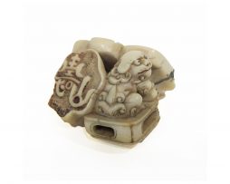 Netsuke en ivoire de type katabori