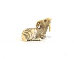 Netsuke en ivoire - Chèvre couchée par Ransen