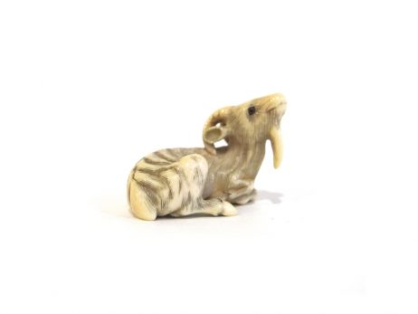 Netsuke en ivoire - Chèvre couchée par Ransen