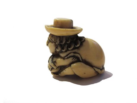 Netsuke en ivoire - Hollandais tenant un sac 3