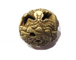 Netsuke manju en ivoire - Dragon dans le ciel et une pieuvre