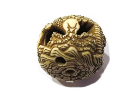 Netsuke manju en ivoire - Dragon dans le ciel et une pieuvre