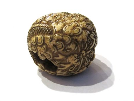 Netsuke manju en ivoire - Dragon dans le ciel et une pieuvre 2