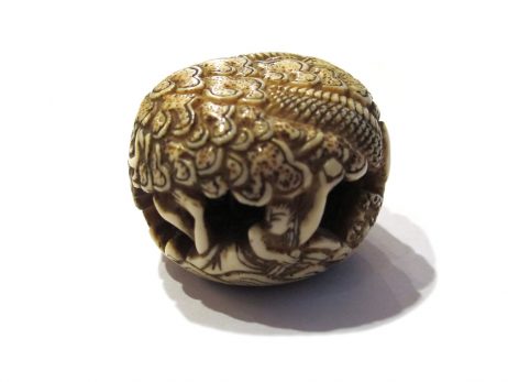 Netsuke manju en ivoire - Dragon dans le ciel et une pieuvre 2