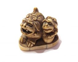 Netsuke en ivoire - Shishi et son petit