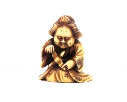 Netsuke en ivoire - Okame avec un origami en forme de tsuru