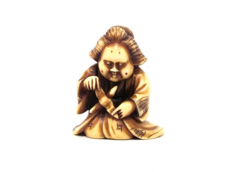 Netsuke en ivoire - Okame avec un origami en forme de tsuru