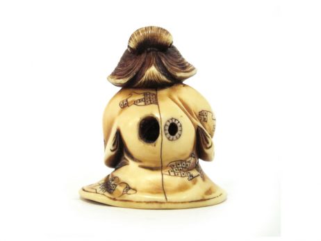 Netsuke en ivoire - Okame avec un origami en forme de tsuru 2