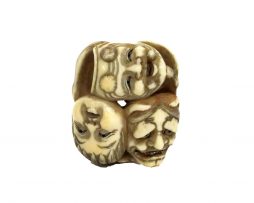 Netsuke en ivoire de type katabori