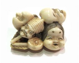 Netsuke en ivoire katabori - Groupe de masques de Kyogen