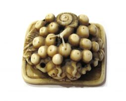 Netsuke en ivoire de morse - Escargot sur des baies