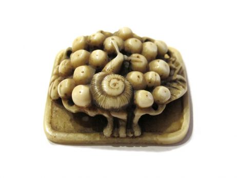 Netsuke en ivoire de morse - Escargot sur des baies 2