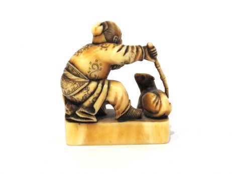 Netsuke en ivoire katabori - Vieil homme chinois avec une chêvre 3