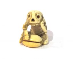 Netsuke en ivoire squelette assis en tailleur
