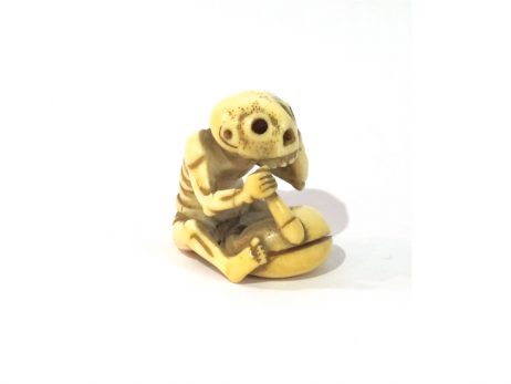 Netsuke en ivoire squelette assis en tailleur 2