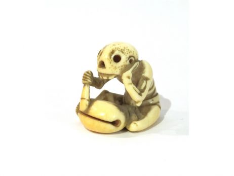 Netsuke en ivoire squelette assis en tailleur 3