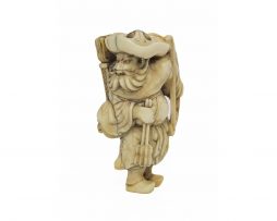 Netsuke en ivoire représentant un archer tartare tourné de trois quarts