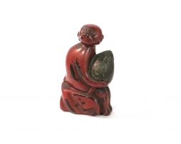 Netsuke en laque katabori - Singe tenant la pêche de longévité