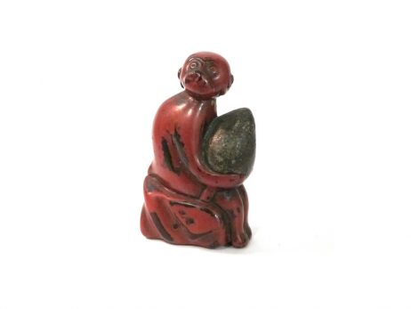 Netsuke en laque katabori - Singe tenant la pêche de longévité