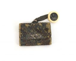 Pochette à tabac en soie décorée d'un kanamono en argent et or