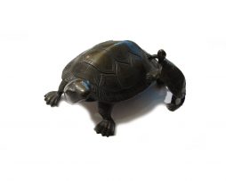 Tortue en bronze avec son petit appuyé sur le bas de sa carapace