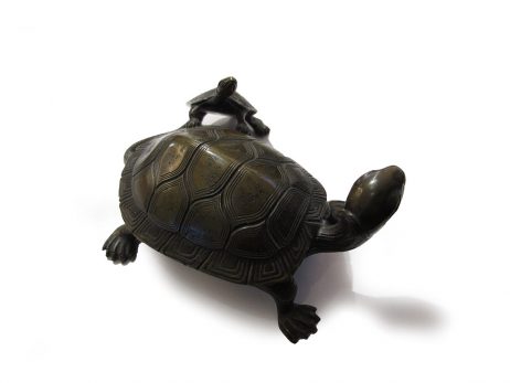 Tortue en bronze avec son petit appuyé sur le bas de sa carapace 2